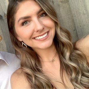 Meet your Posher, Adrianna